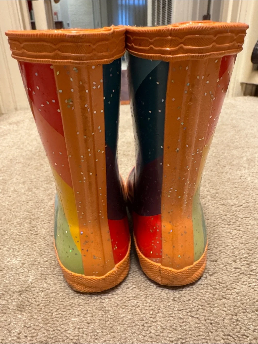Adorable Hunter Rainbow Rain boots! Very Good Condition. US size 6